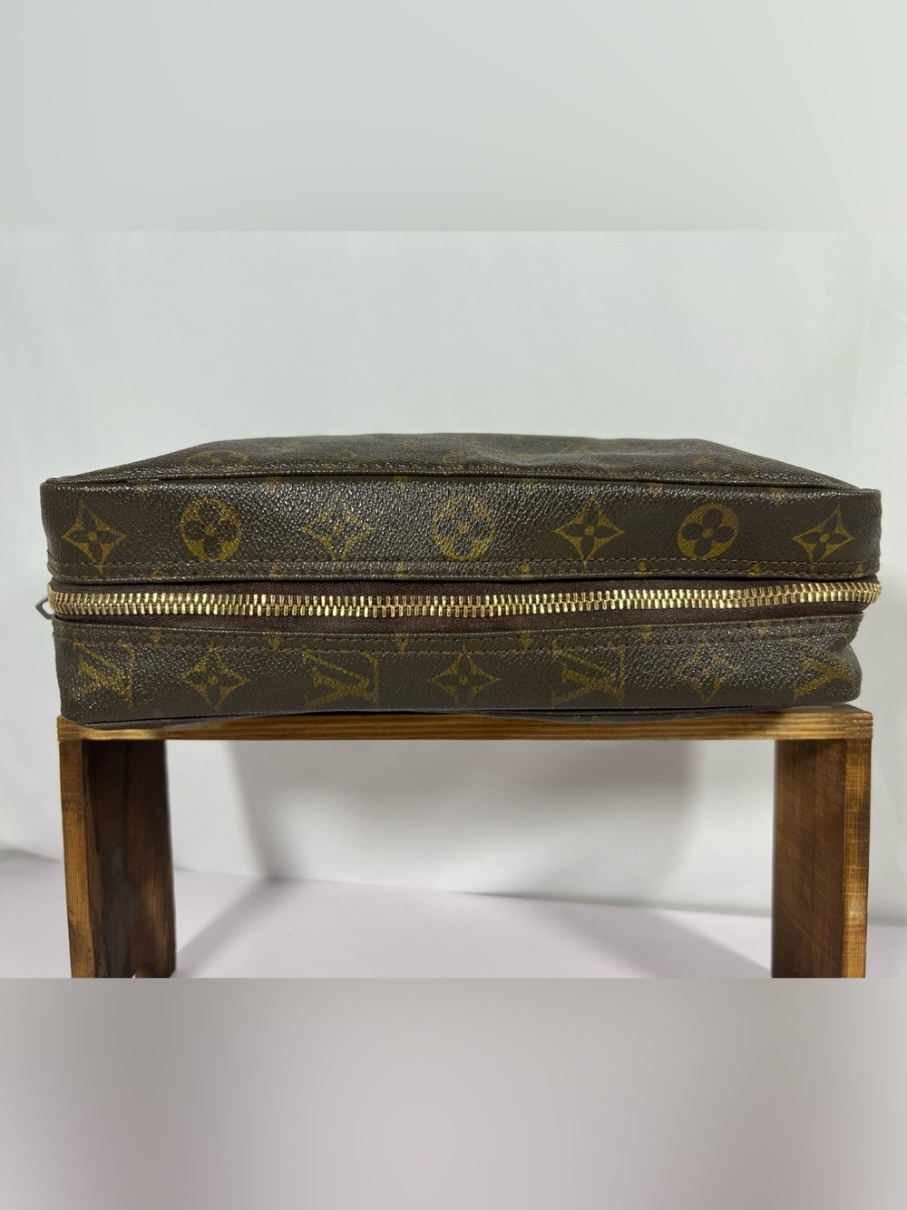 7010: Louis Vuitton Monogram Poche Toilette 26 Cosmetic Travel Toiletry Case - Picture 4 of 15